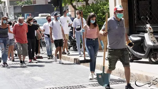 Menschen räumen nach Explosion in Beirut die Straßen auf