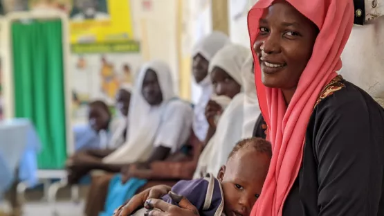 Mütter mit Kleinkindern warten in einer Klink im Südsudan