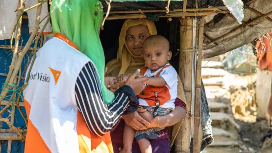 World Vision-Mitarbeiterin im Gespräch mit einer Rohingya-Mutter