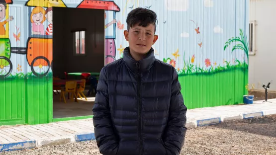 Firas vor einem Kinderschutz-Zentrum