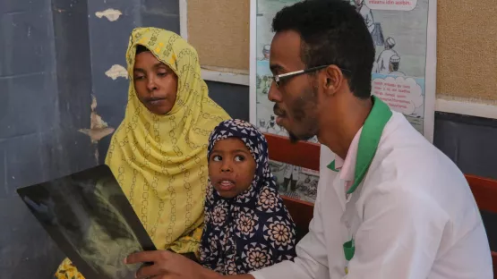 Gespräch mit Patientinnen nach einem TB-Test in Somalia