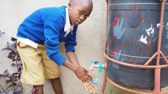 Junge beim Händewaschen