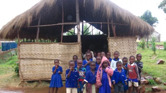 Kinder vor ihrem alten Schulgebäude 