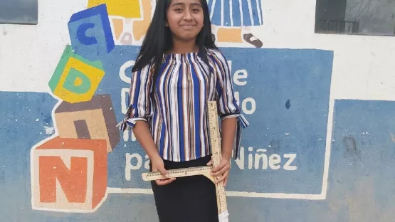 Mädchen vor ihrer Schule