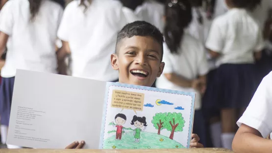 Eine Junge mit einem Schulbuch