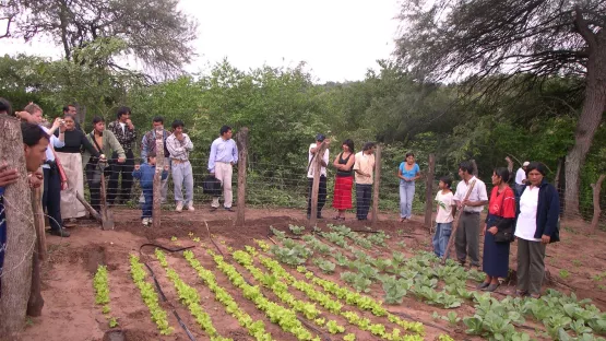 Dorfbewohner versammelt um ihr Ackerland