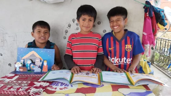 Drei zufriedene Kinder