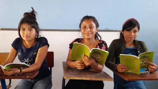 Mädchen während dem Unterricht