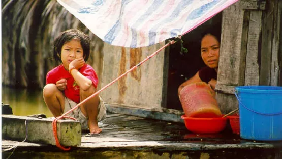 Mutter und Kind auf einem Boot