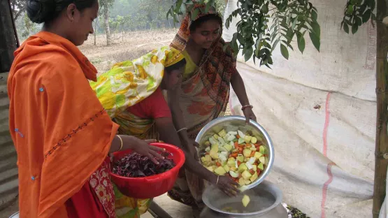 Mütter kochen gemeinsam gesunde Ernährung