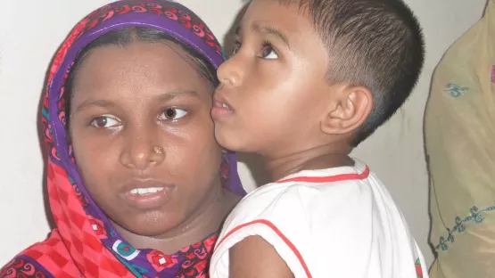 Mutter mit ihre unterernährten Kind