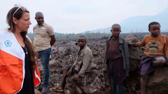 World Vision Mitarbeiterin Melanie Assauer spricht mit Menschen, die durch den Vulkanausbruch betroffen sind