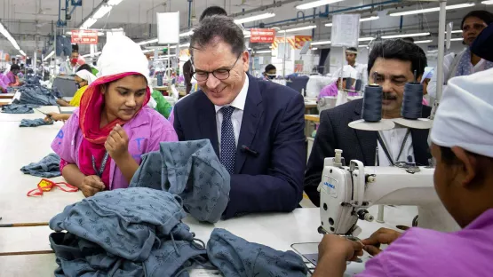 Entwicklungsminister Müller besucht eine Textilfabrik