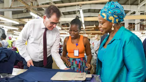 Entwicklungsminister Müller besucht eine Textilfabrik
