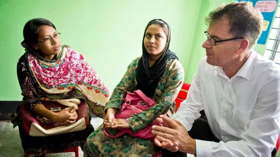 Entwicklungsminister Müller beim Treffen mit Textilarbeiterinnen