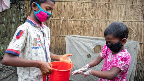 Kinder in Bangladesch waschen gründlich ihre Hände