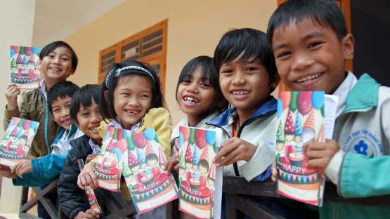 Kinder erhalten Geburtstagskarten von ihren Paten