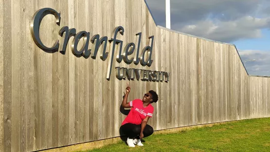 Pauline vor der Universität in England