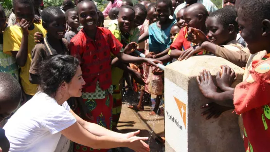 Mariella Ahrens, Schauspielerin und Botschafterin von World Vision, besucht den Bau eines Brunnens in Burundi