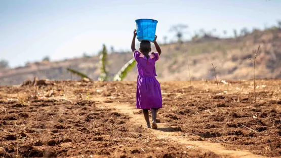 Klimawandel betrifft besonders die Ärmsten dieser Welt. Wie Cheru, die ihr Trinkwasser von einer 6km entfernten schmutzigen Wasserquelle jeden Tag holen muss