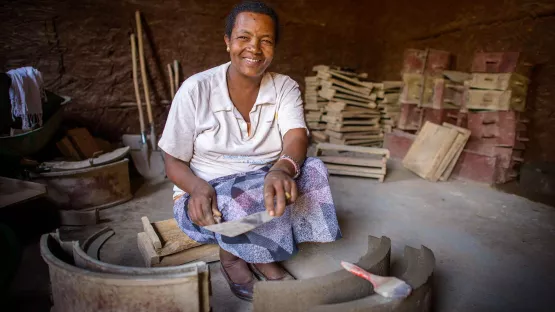 Bekelech beim Bauen eines Ofens