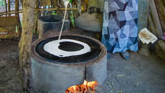 Bekelech bereitet Injera zu