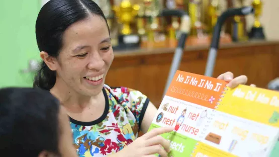 Ehemaliges Patenkind Frencess liest mit ihrem Patenkind