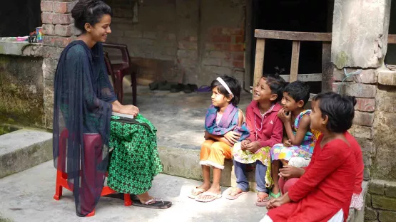 Word Vision Wasserfür ein Dorf: Shikha lernt den Kleinen Kindern in ihrem Dorf die Bedeutung von saubere Wasser