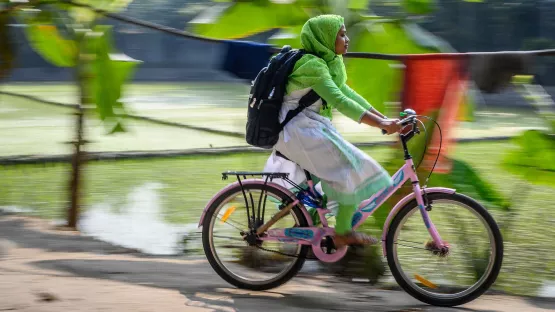 Rumana ist zu einer Familie unterwegs