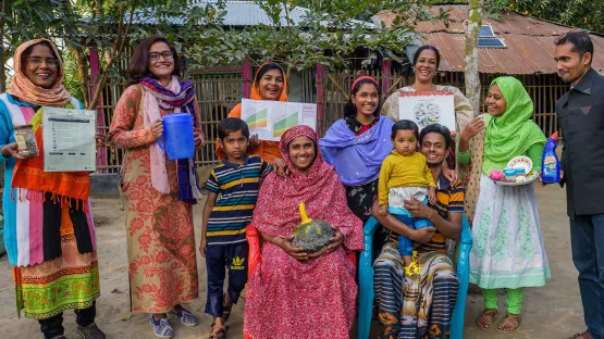Fatema und ihre Familie freuen sich über das World Vision Projekt