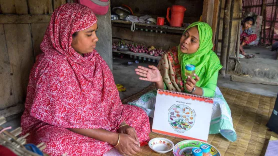 Rumana berät Fatema zu gesunder Ernährung