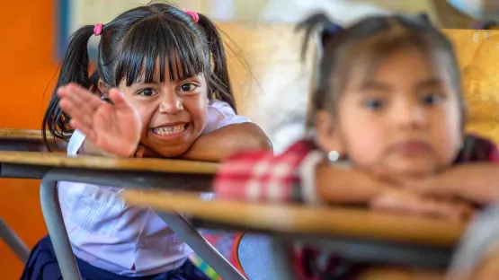 Word Vision: Kleines Mädchen aus Lateinamerika winken 