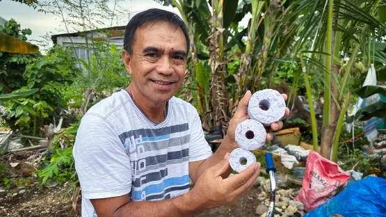 Regierungsangestellter zeigt Realitäten des Recycling auf den Philippinen