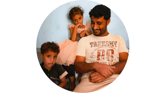 Vater mit zwei Kindern im Jemen
