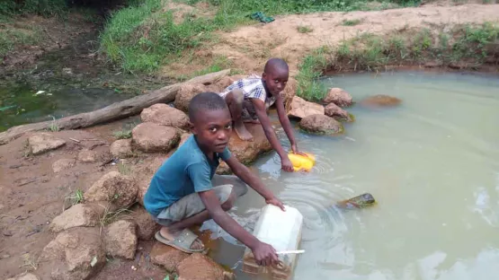 Kinder holen Wasser in Rukoma