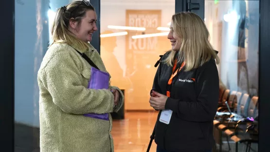 World-Vision-Projektleiterin Anzhela Vanzuriak im Gespräch mit einer vertriebenen Mutter in der Ukraine
