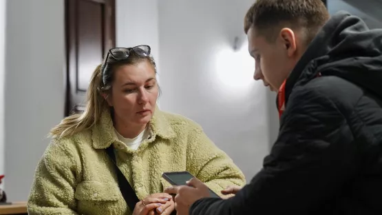 Not-und Winterhilfe  in der Ukraine in Form von Bargeld-Zahlungen ermöglicht Müttern und schwangeren Frauen dringende Anschaffungen