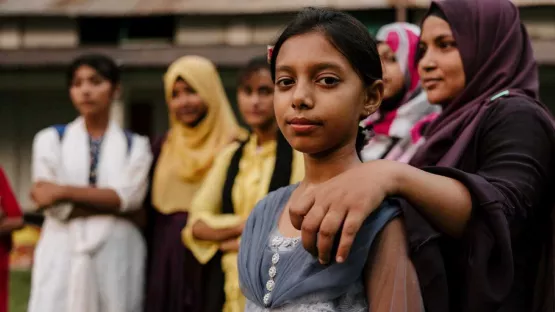 Mädchen mit Frauen in Bangladesch