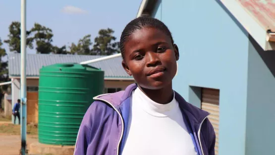 Mädchen vor einer Schultoilette