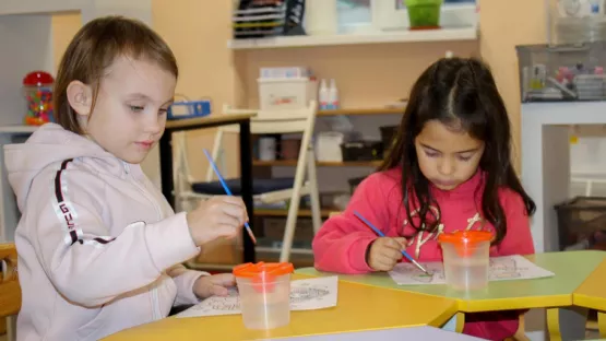 Mädchen in Kinderschutzzentrum in der Ukraine