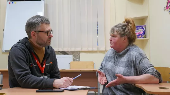 World Vision-Mitarbeiter in der Ukraine überprüft Wirkung eines Kinderschutz-Projekts