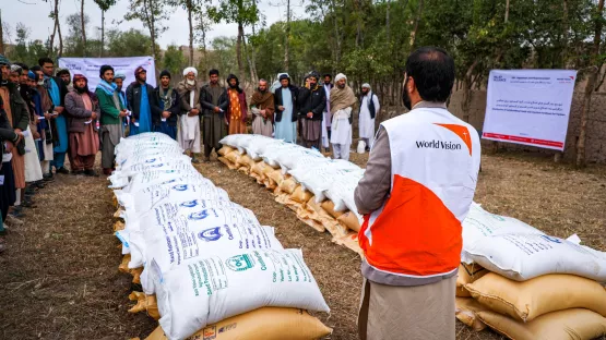 Ein World-Vision-Mitarbeiter in Afghanistan organisiert eine Verteilung von Nahrungsmitteln.