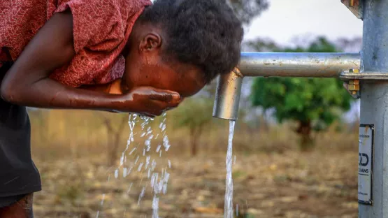 Agnes wäscht sich mit sauberem Wasser