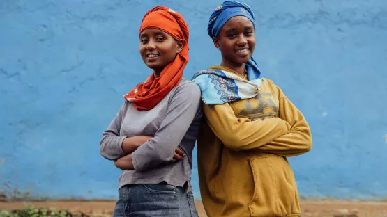 Patenkind Aseb - mit Freundin - ist gegen Zwangsheirat und für die Gleichberechtigung der Frau.