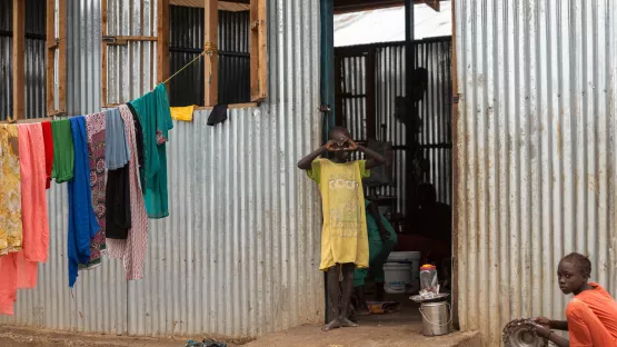 Kinder am Eingang einer Notunterkunft im Transitzentrum Renk