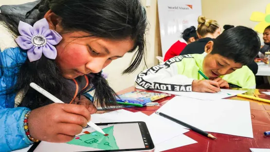 Kind mit Schreibsachen