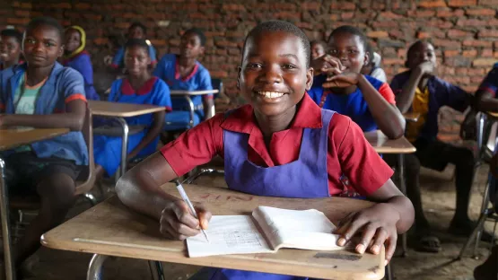 Junge auf der Schulbank