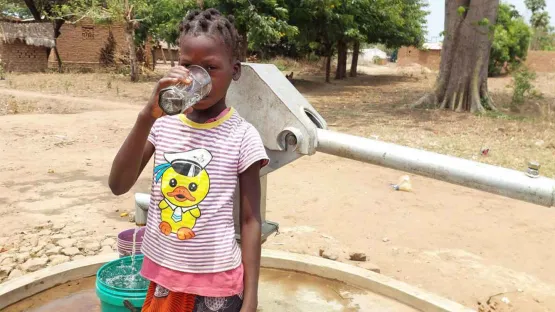 Kind, das Wasser trinkt