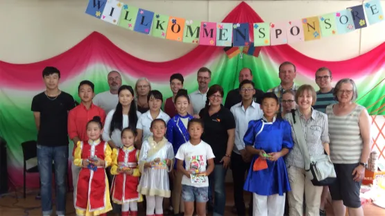 Die Patengruppe wird herzlich von den Gemeinschaft in Ulaan Bataar empfangen. Sie haben für die Gäste etwas einstudiert.