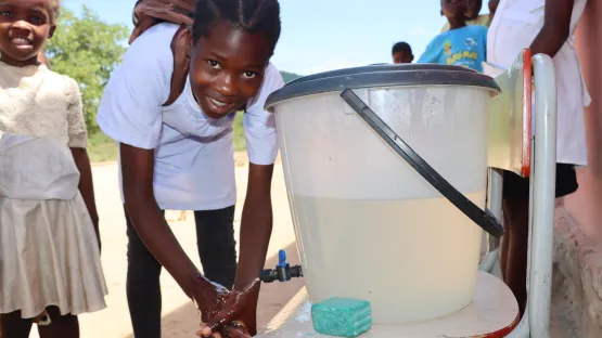Handwaschstation mit Wassereimer an einer Schule